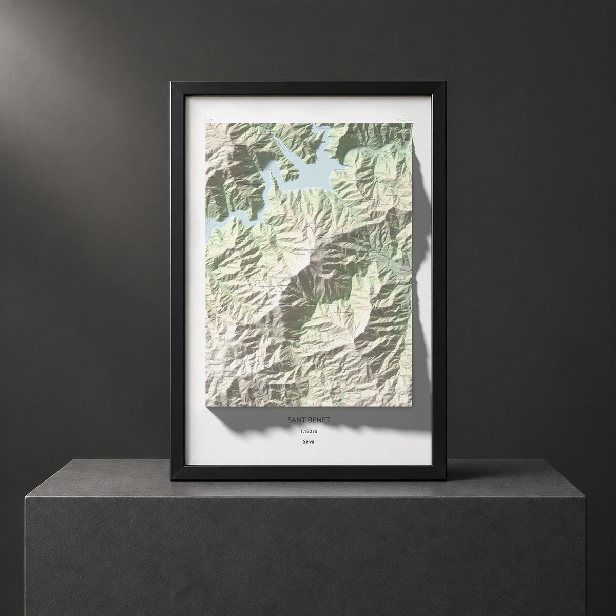Mapa de relieve de Sant Benet, 1150 m, Selva, lámina 100 Cims de Trobart. Presentación enmarcada. 61 × 91 cm.