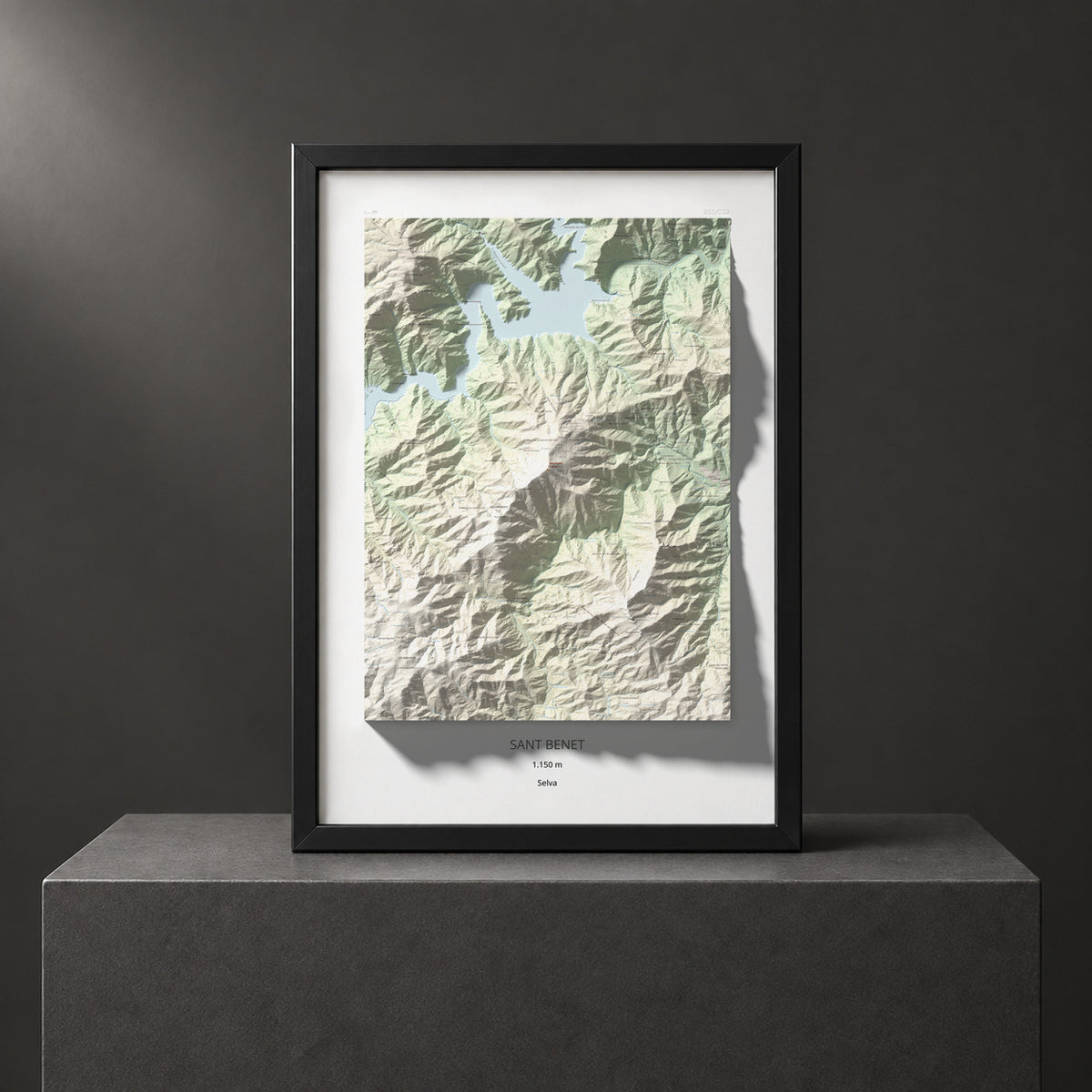 Mapa de relieve de Sant Benet, 1150 m, Selva, lámina 100 Cims de Trobart. Presentación enmarcada. 70 × 100 cm.