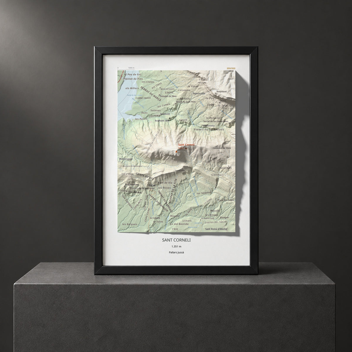 Mapa de relieve de Sant Corneli, 1351 m, Pallars Jussà, lámina 100 Cims de Trobart. Presentación enmarcada. 21 × 30 cm.