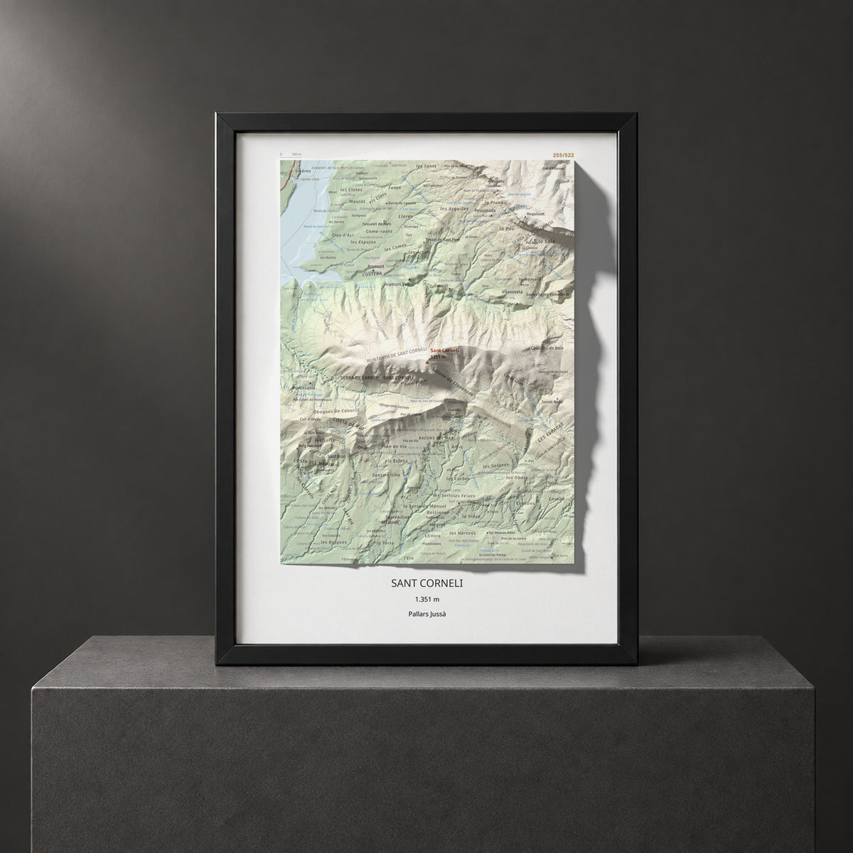 Mapa de relieve de Sant Corneli, 1351 m, Pallars Jussà, lámina 100 Cims de Trobart. Presentación enmarcada. 30 × 40 cm.