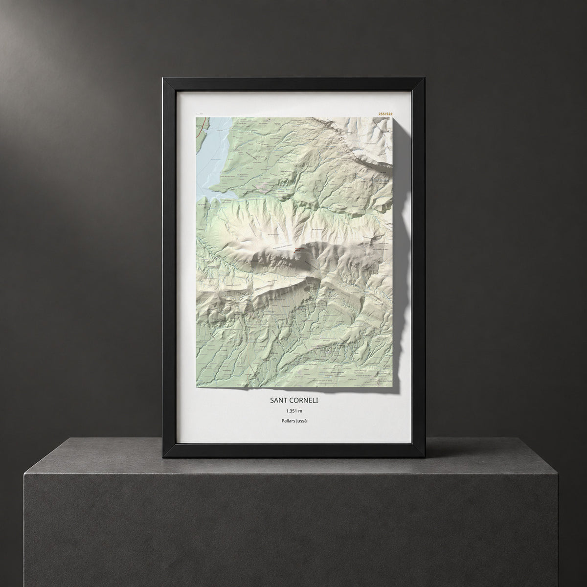 Mapa de relieve de Sant Corneli, 1351 m, Pallars Jussà, lámina 100 Cims de Trobart. Presentación enmarcada. 61 × 91 cm.