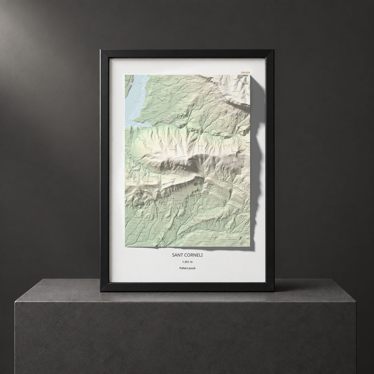 Mapa de relieve de Sant Corneli, 1351 m, Pallars Jussà, lámina 100 Cims de Trobart. Presentación enmarcada. 70 × 100 cm.