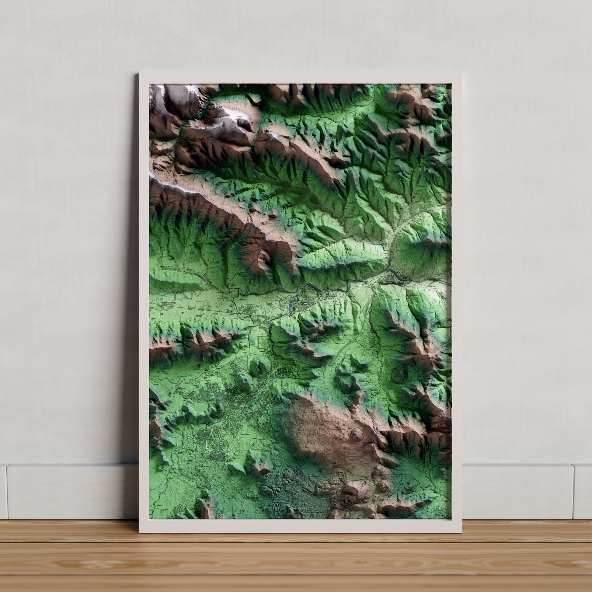 Mapa artístico del relieve de Sant Joan les Fonts, a la Garrotxa, con 15 km de entorno y base topográfica ICGC. Presentación enmarcada.