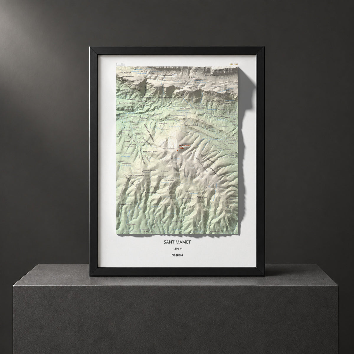 Mapa de relieve de Sant Mamet, 1391 m, Noguera, lámina 100 Cims de Trobart. Presentación enmarcada. 30 × 40 cm.