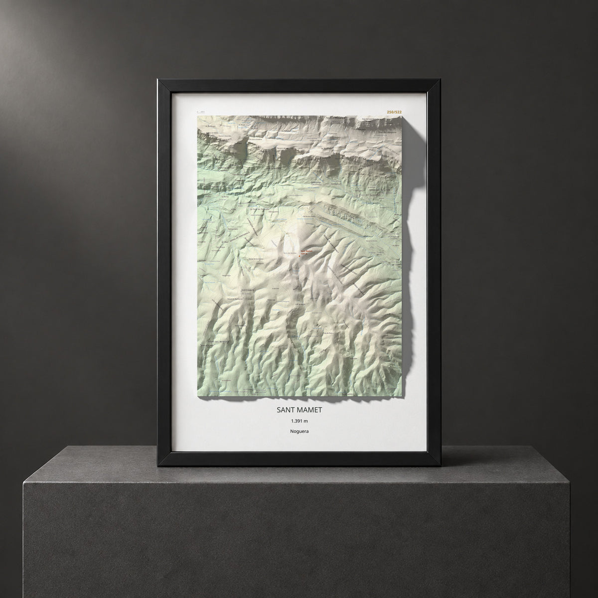 Mapa de relieve de Sant Mamet, 1391 m, Noguera, lámina 100 Cims de Trobart. Presentación enmarcada. 50 × 70 cm.