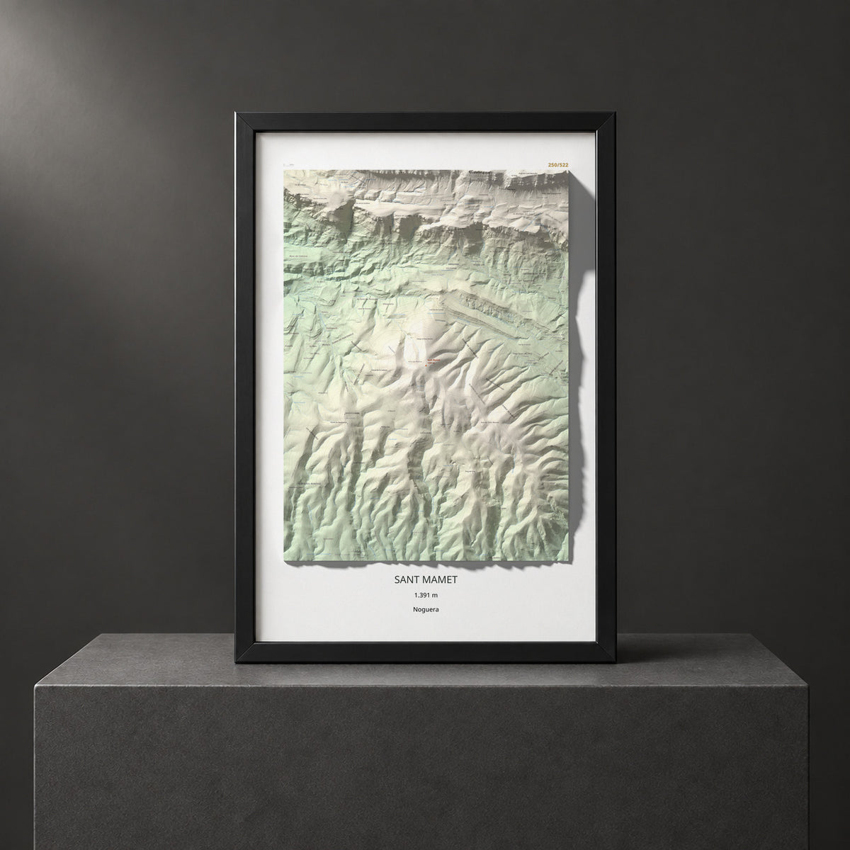 Mapa de relieve de Sant Mamet, 1391 m, Noguera, lámina 100 Cims de Trobart. Presentación enmarcada. 61 × 91 cm.