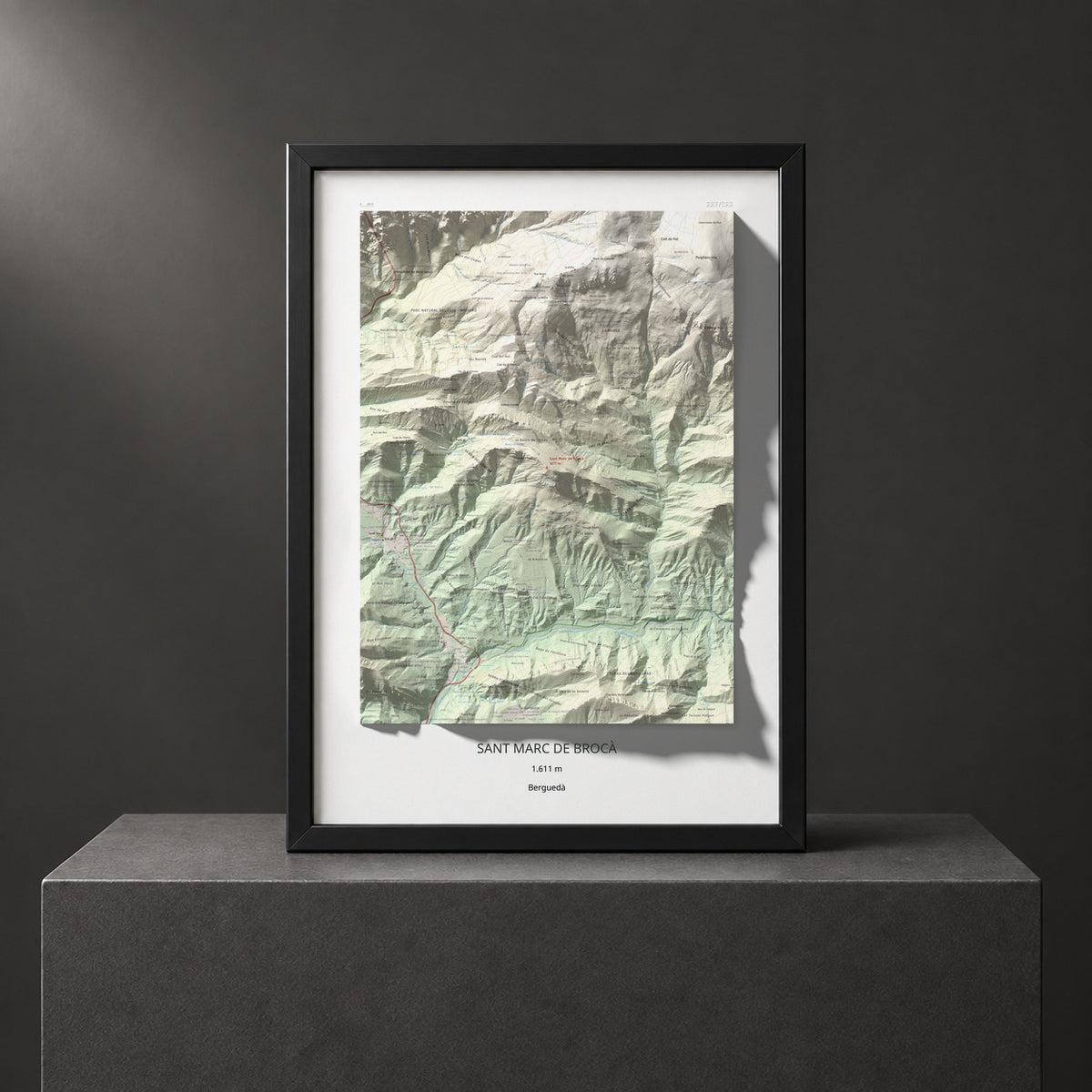 Mapa de relieve de Sant Marc de Brocà, 1611 m, Berguedà, lámina 100 Cims de Trobart. Presentación enmarcada. 50 × 70 cm.