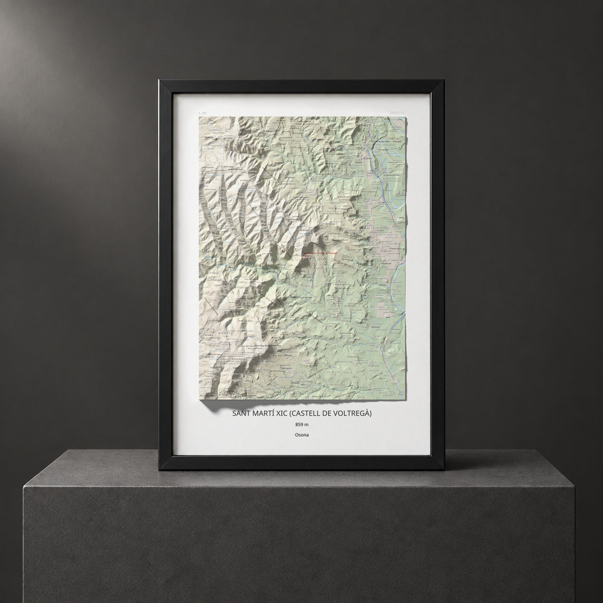 Mapa de relieve de Sant Martí Xic (Castell de Voltregà), 859 m, Osona, lámina 100 Cims de Trobart. Presentación enmarcada. 50 × 70 cm.