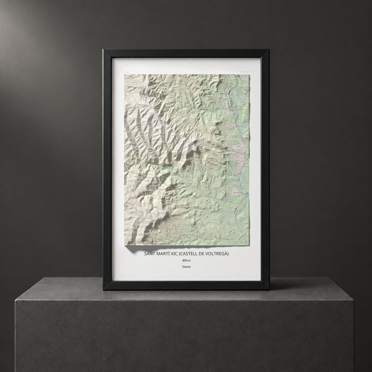Mapa de relieve de Sant Martí Xic (Castell de Voltregà), 859 m, Osona, lámina 100 Cims de Trobart. Presentación enmarcada. 61 × 91 cm.
