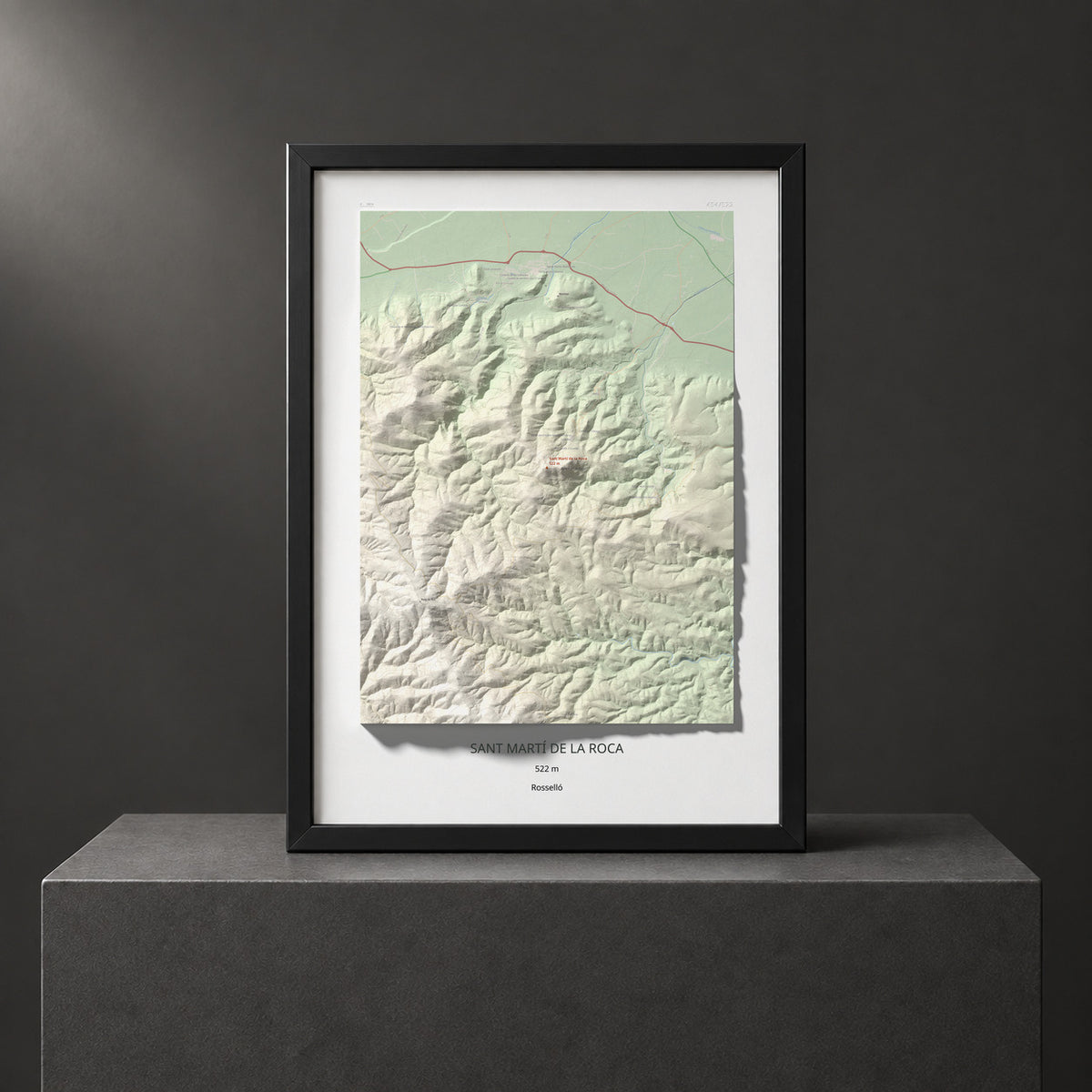 Mapa de relieve de Sant Martí de la Roca, 522 m, Rosselló, lámina 100 Cims de Trobart. Presentación enmarcada. 50 × 70 cm.