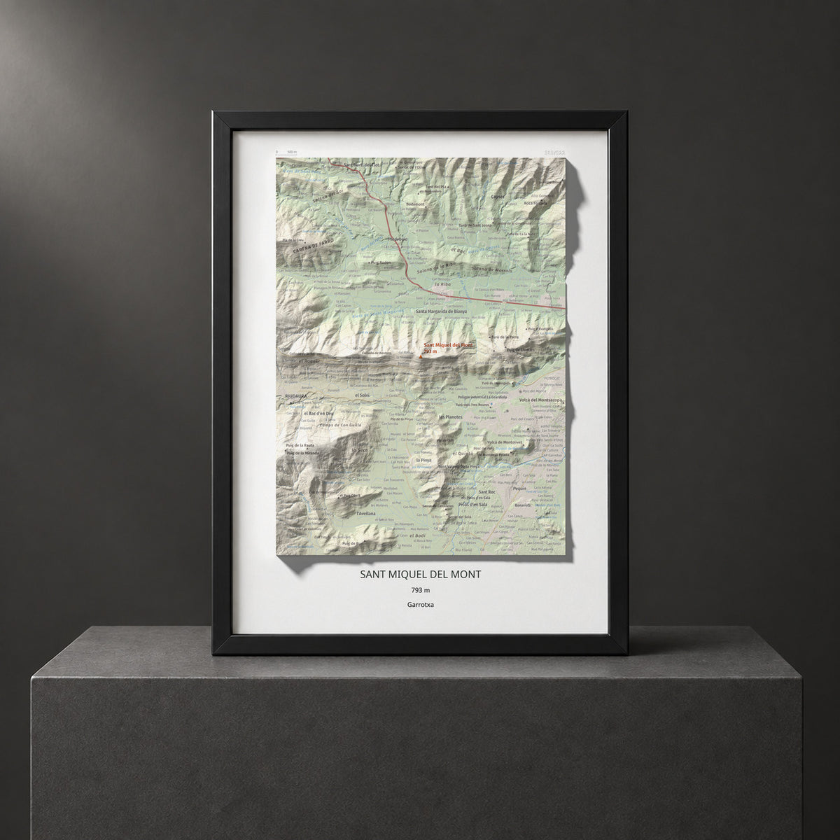 Mapa de relieve de Sant Miquel del Mont, 793 m, Garrotxa, lámina 100 Cims de Trobart. Presentación enmarcada. 30 × 40 cm.