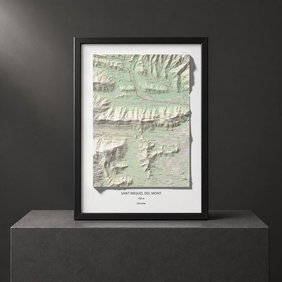 Mapa de relieve de Sant Miquel del Mont, 793 m, Garrotxa, lámina 100 Cims de Trobart. Presentación enmarcada. 50 × 70 cm.