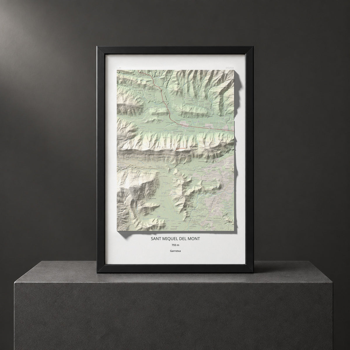 Mapa de relieve de Sant Miquel del Mont, 793 m, Garrotxa, lámina 100 Cims de Trobart. Presentación enmarcada. 61 × 91 cm.