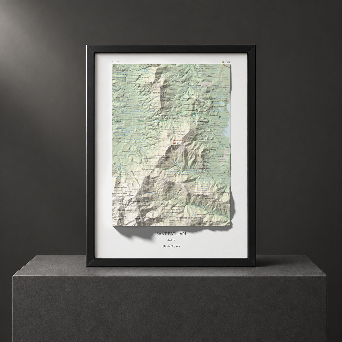 Mapa de relieve de Sant Patllari, 646 m, Pla de l'Estany, lámina 100 Cims de Trobart. Presentación enmarcada. 30 × 40 cm.