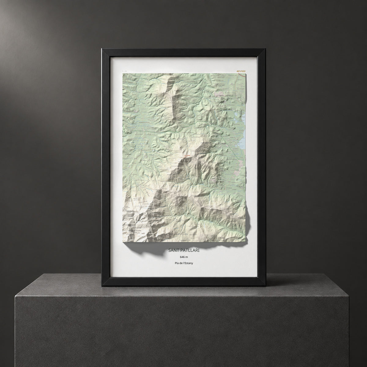 Mapa de relieve de Sant Patllari, 646 m, Pla de l'Estany, lámina 100 Cims de Trobart. Presentación enmarcada. 61 × 91 cm.
