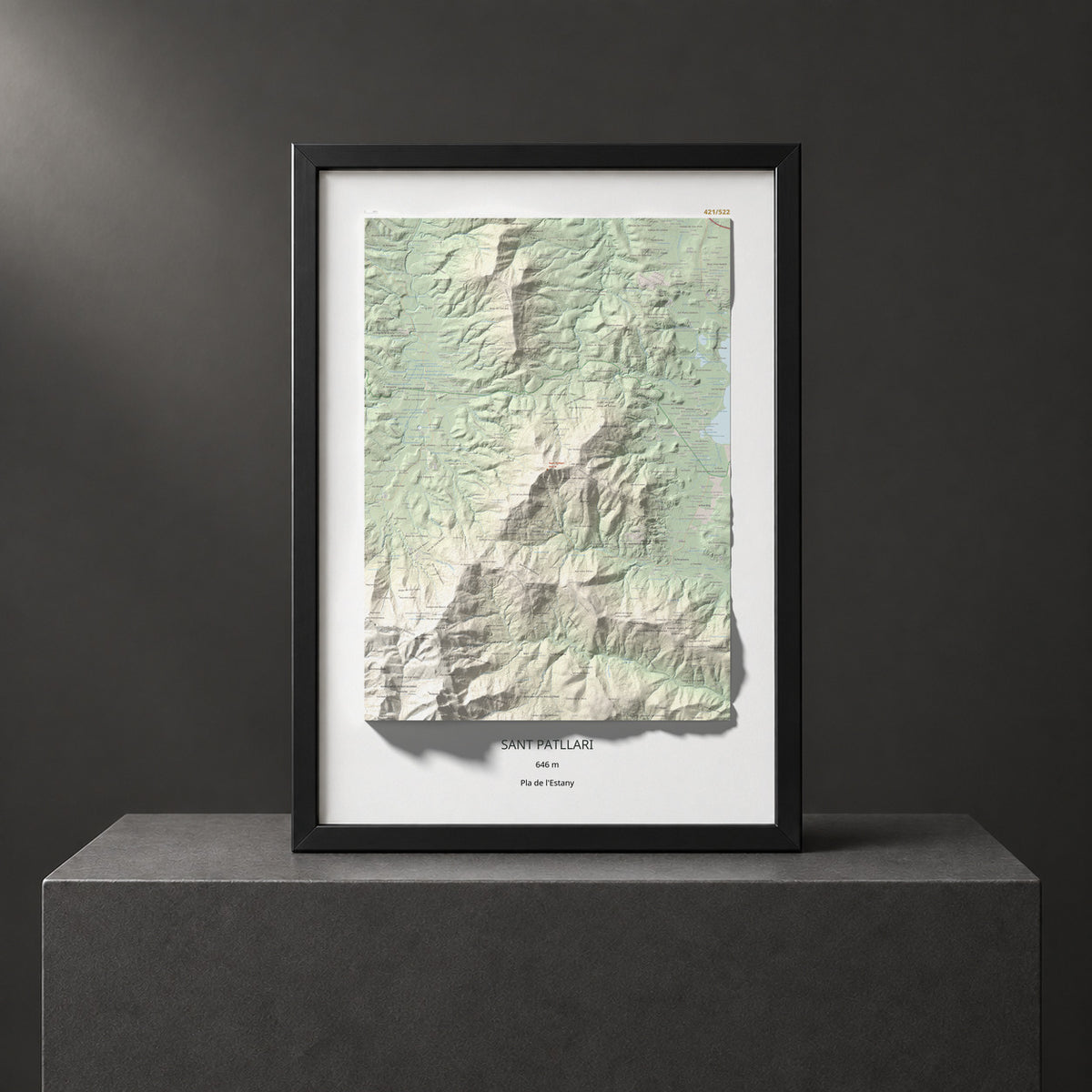 Mapa de relieve de Sant Patllari, 646 m, Pla de l'Estany, lámina 100 Cims de Trobart. Presentación enmarcada. 70 × 100 cm.