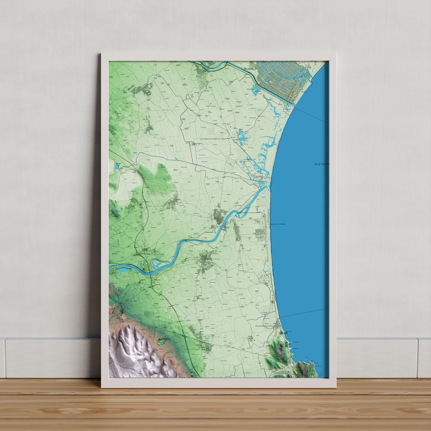 Mapa artístico del relieve de Sant Pere Pescador, al Alt Empordà, con 15 km de entorno y base topográfica ICGC. Presentación enmarcada.