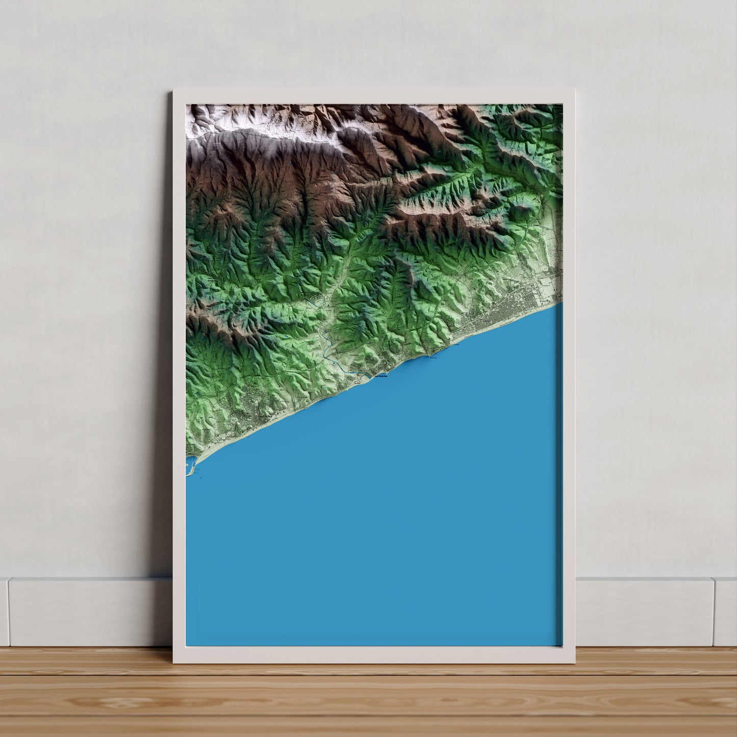 Mapa artístico del relieve de Sant Pol de Mar, al Maresme, con 15 km de entorno y base topográfica ICGC. Presentación enmarcada.