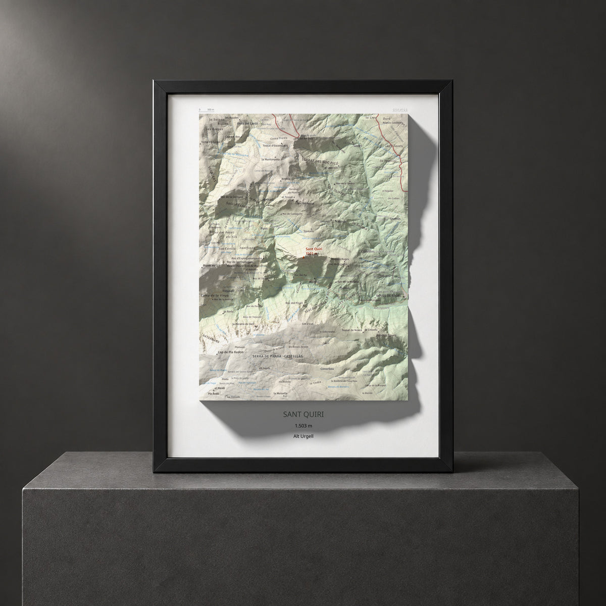 Mapa de relieve de Sant Quiri, 1503 m, Alt Urgell, lámina 100 Cims de Trobart. Presentación enmarcada. 30 × 40 cm.