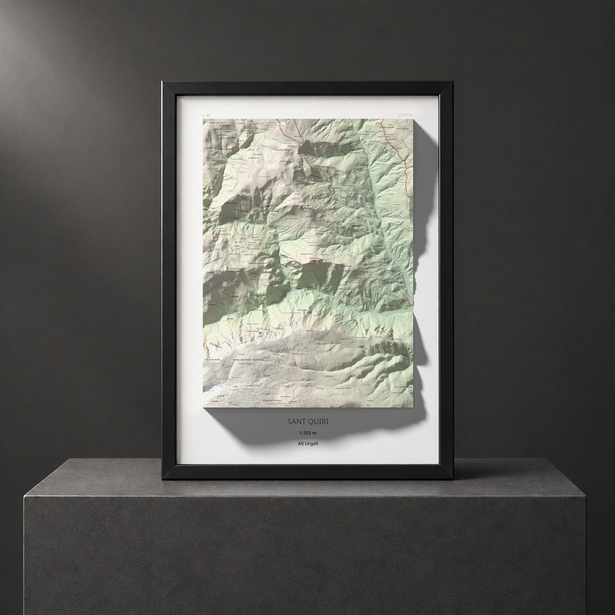 Mapa de relieve de Sant Quiri, 1503 m, Alt Urgell, lámina 100 Cims de Trobart. Presentación enmarcada. 50 × 70 cm.