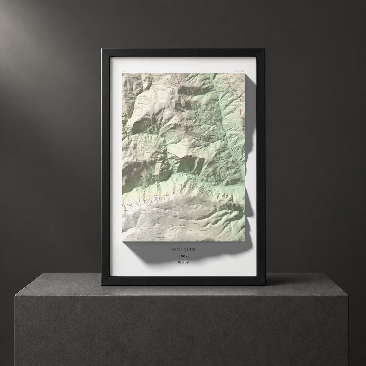 Mapa de relieve de Sant Quiri, 1503 m, Alt Urgell, lámina 100 Cims de Trobart. Presentación enmarcada. 61 × 91 cm.