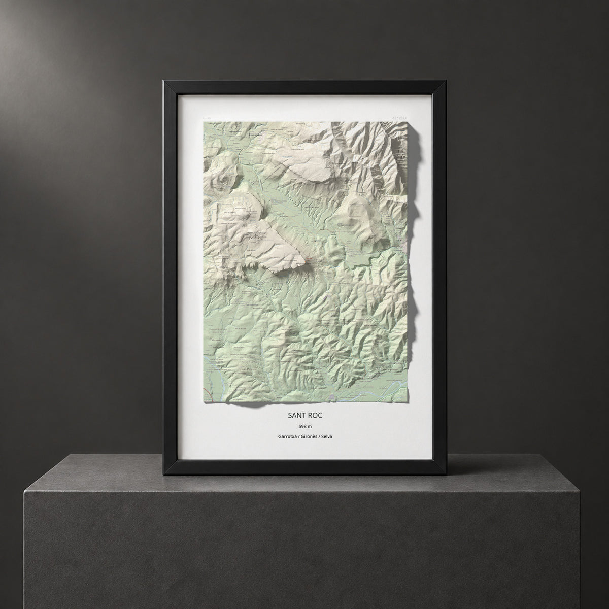 Mapa de relieve de Sant Roc, 598 m, Garrotxa · Gironès · Selva, lámina 100 Cims de Trobart. Presentación enmarcada. 70 × 100 cm.