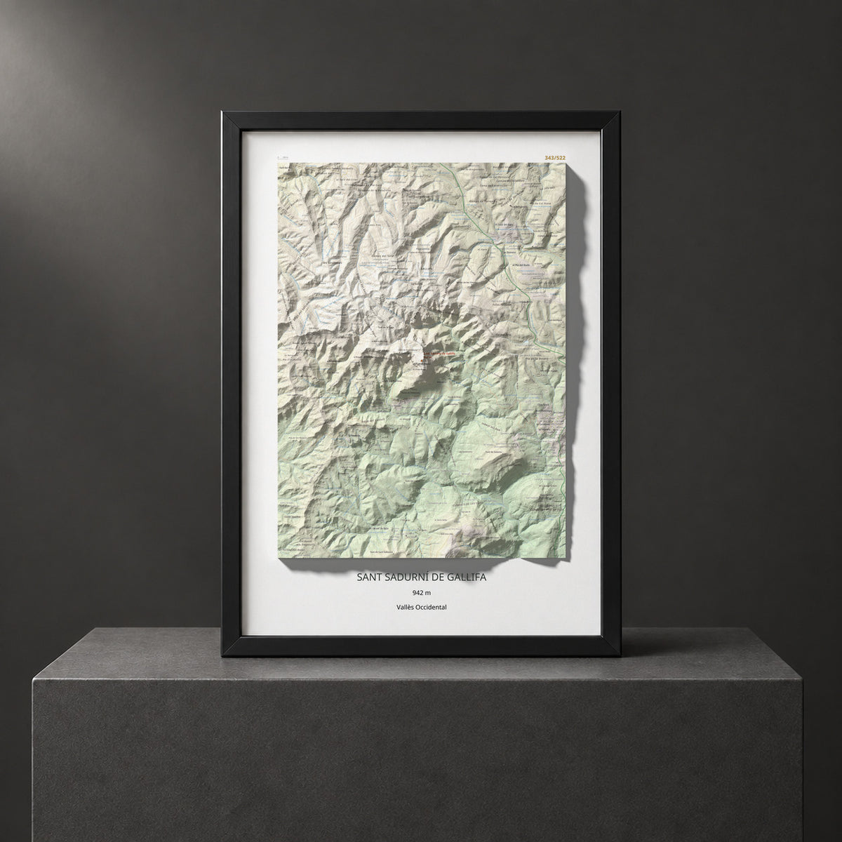 Mapa de relieve de Sant Sadurní de Gallifa, 942 m, Vallès Occidental, lámina 100 Cims de Trobart. Presentación enmarcada. 50 × 70 cm.
