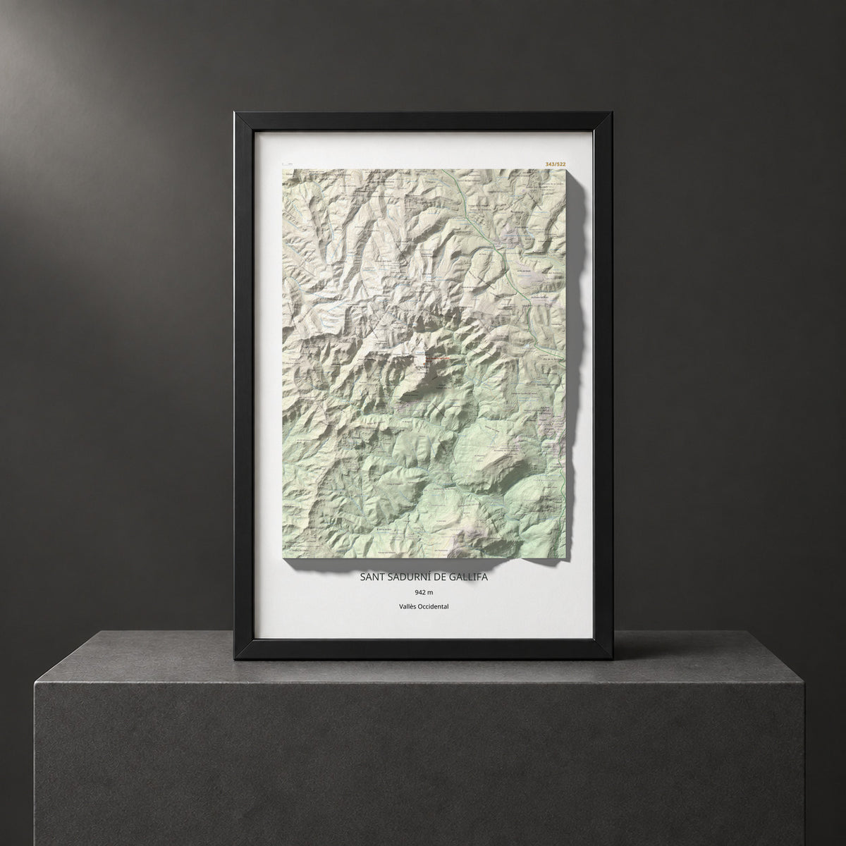 Mapa de relieve de Sant Sadurní de Gallifa, 942 m, Vallès Occidental, lámina 100 Cims de Trobart. Presentación enmarcada. 61 × 91 cm.