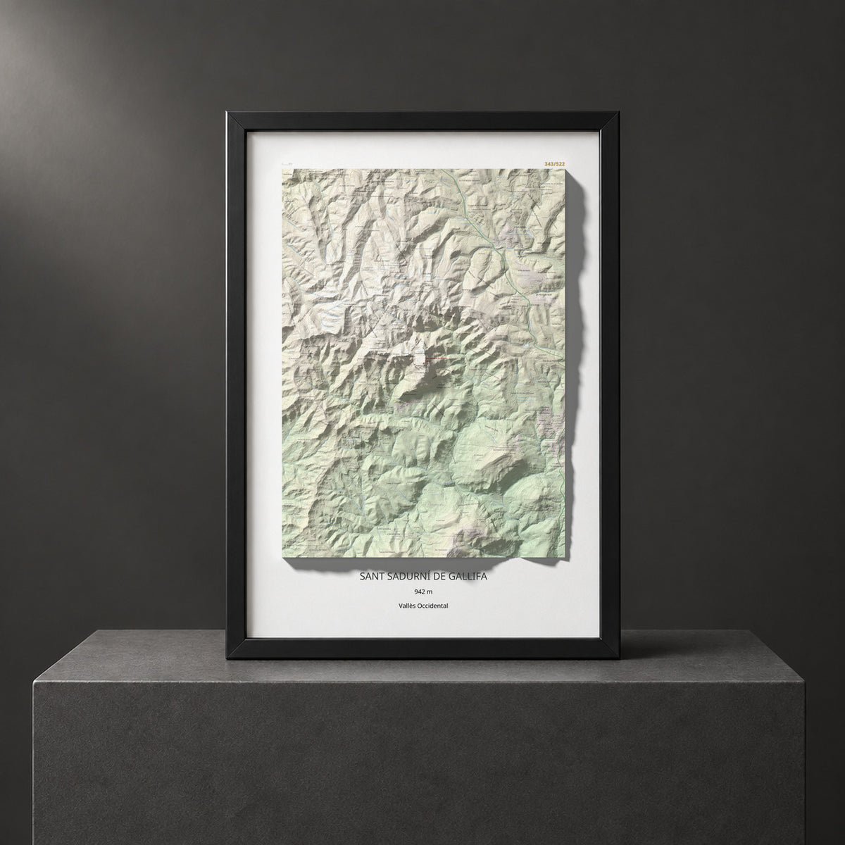 Mapa de relieve de Sant Sadurní de Gallifa, 942 m, Vallès Occidental, lámina 100 Cims de Trobart. Presentación enmarcada. 70 × 100 cm.