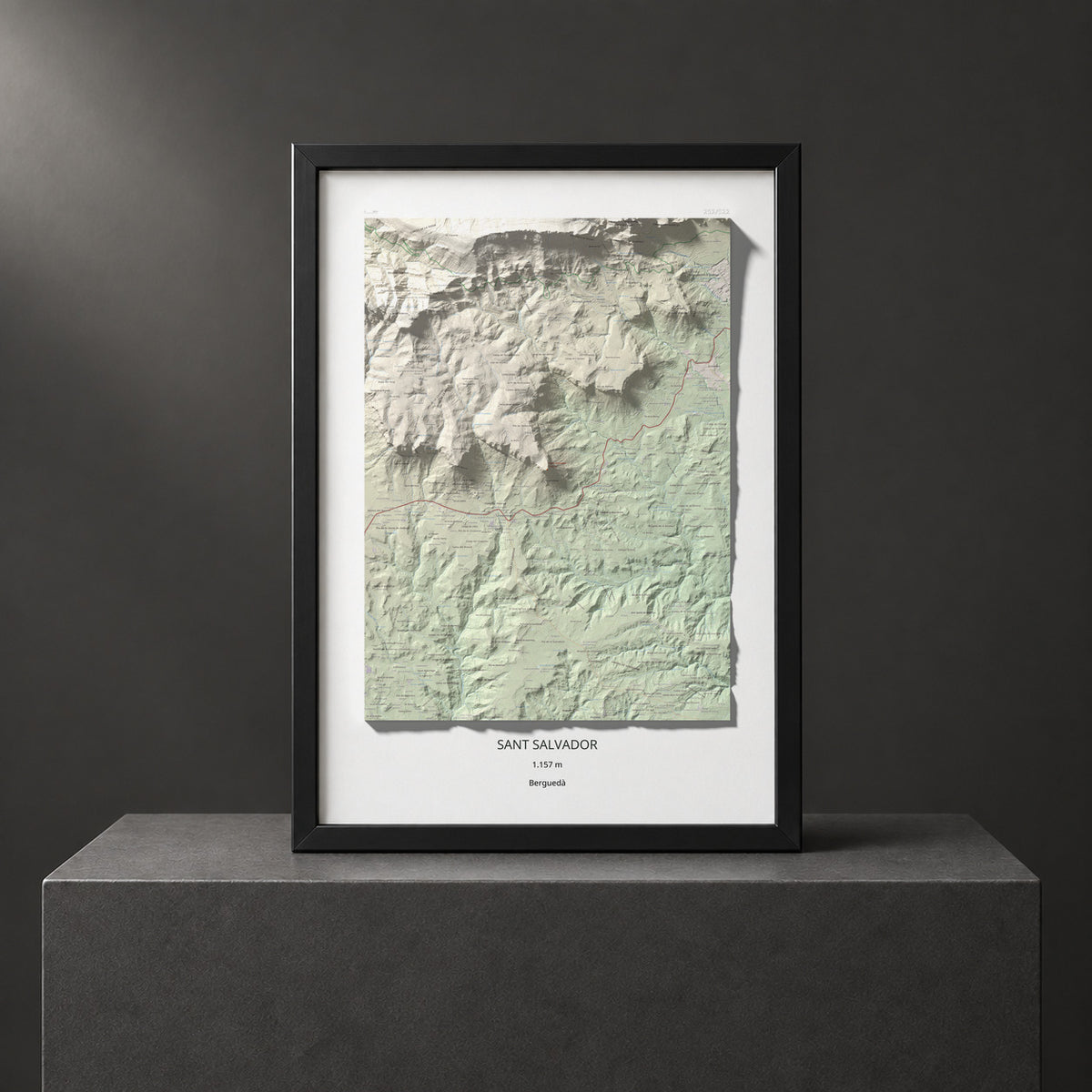 Mapa de relieve de Sant Salvador, 1157 m, Berguedà, lámina 100 Cims de Trobart. Presentación enmarcada. 70 × 100 cm.