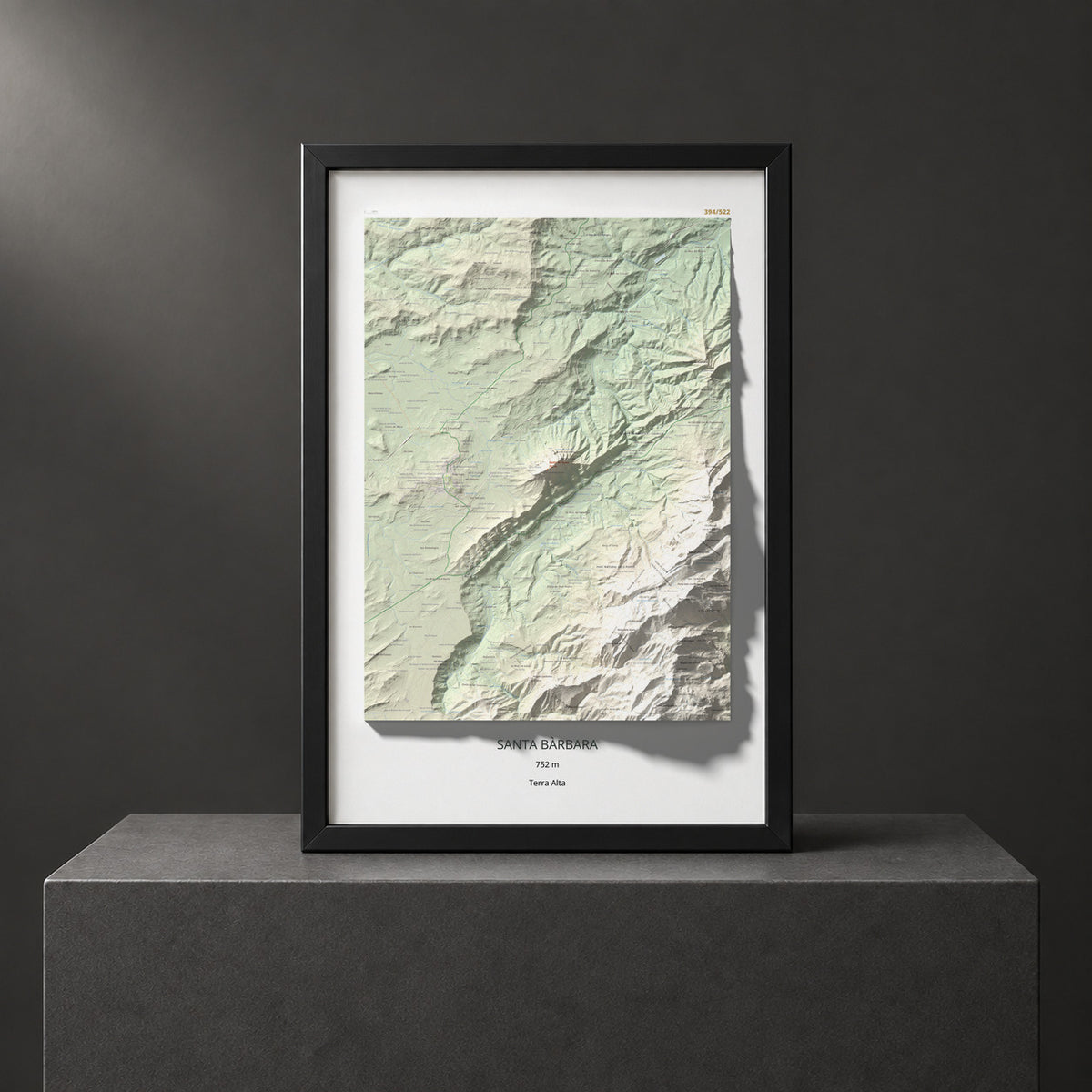 Mapa de relieve de Santa Bàrbara, 752 m, Terra Alta, lámina 100 Cims de Trobart. Presentación enmarcada. 61 × 91 cm.