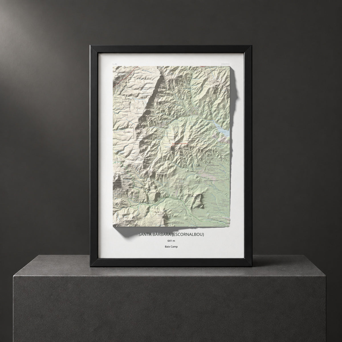 Mapa de relieve de Santa Bàrbara (Escornalbou), 641 m, Baix Camp, lámina 100 Cims de Trobart. Presentación enmarcada. 50 × 70 cm.