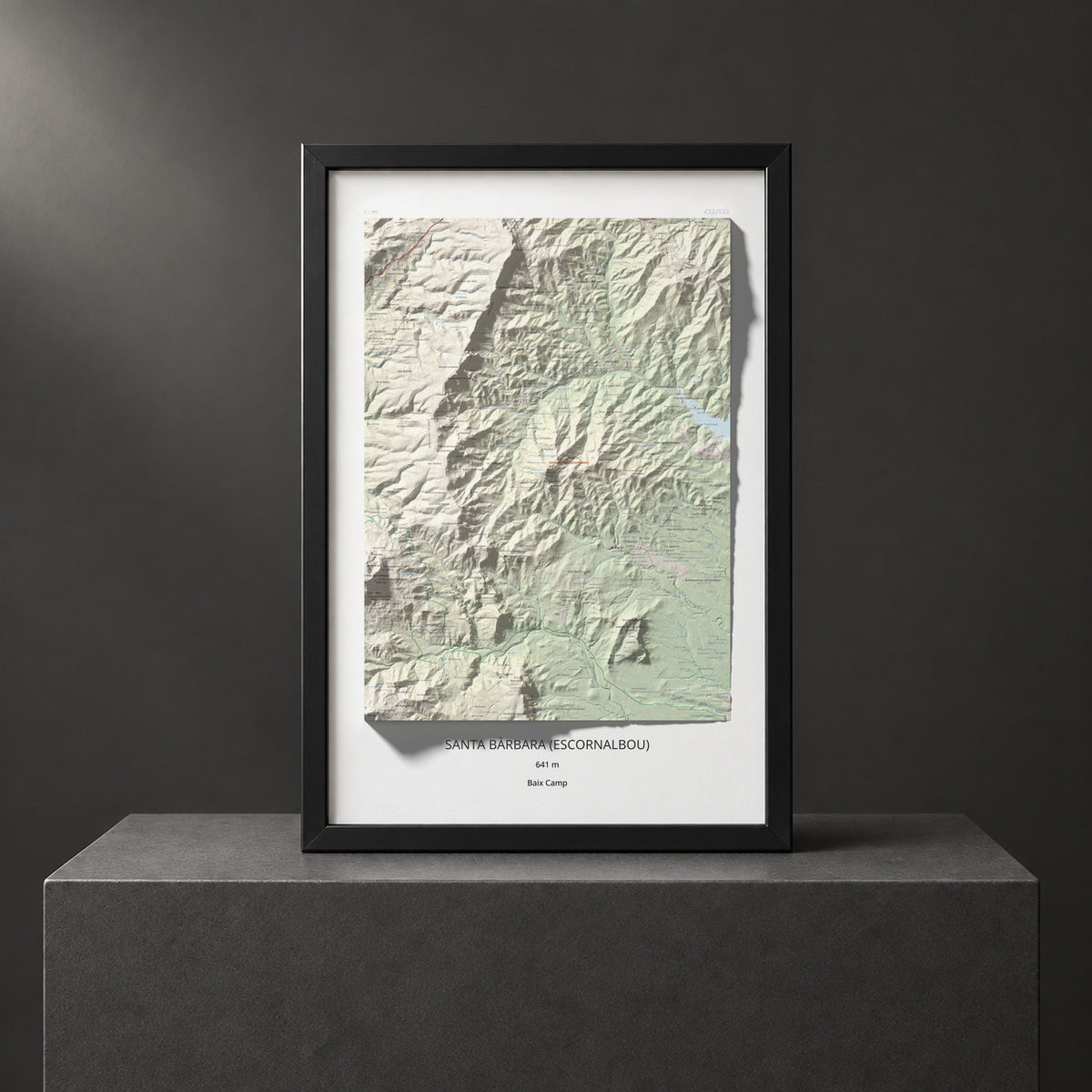 Mapa de relieve de Santa Bàrbara (Escornalbou), 641 m, Baix Camp, lámina 100 Cims de Trobart. Presentación enmarcada. 61 × 91 cm.
