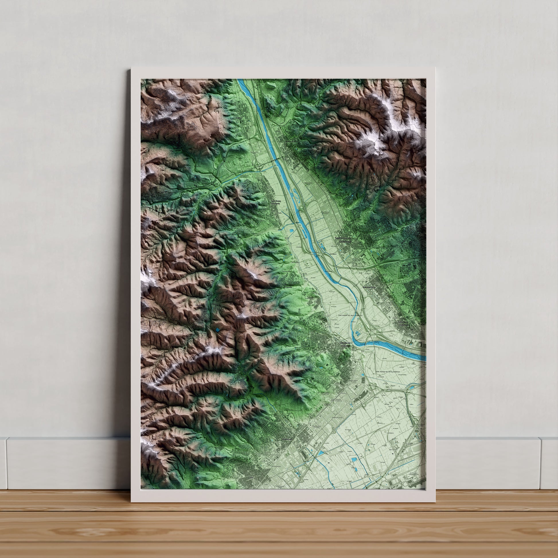 Mapa artístico del relieve de Santa Coloma de Cervelló, al Baix Llobregat, con 15 km de entorno y base topográfica ICGC. Presentación enmarcada.
