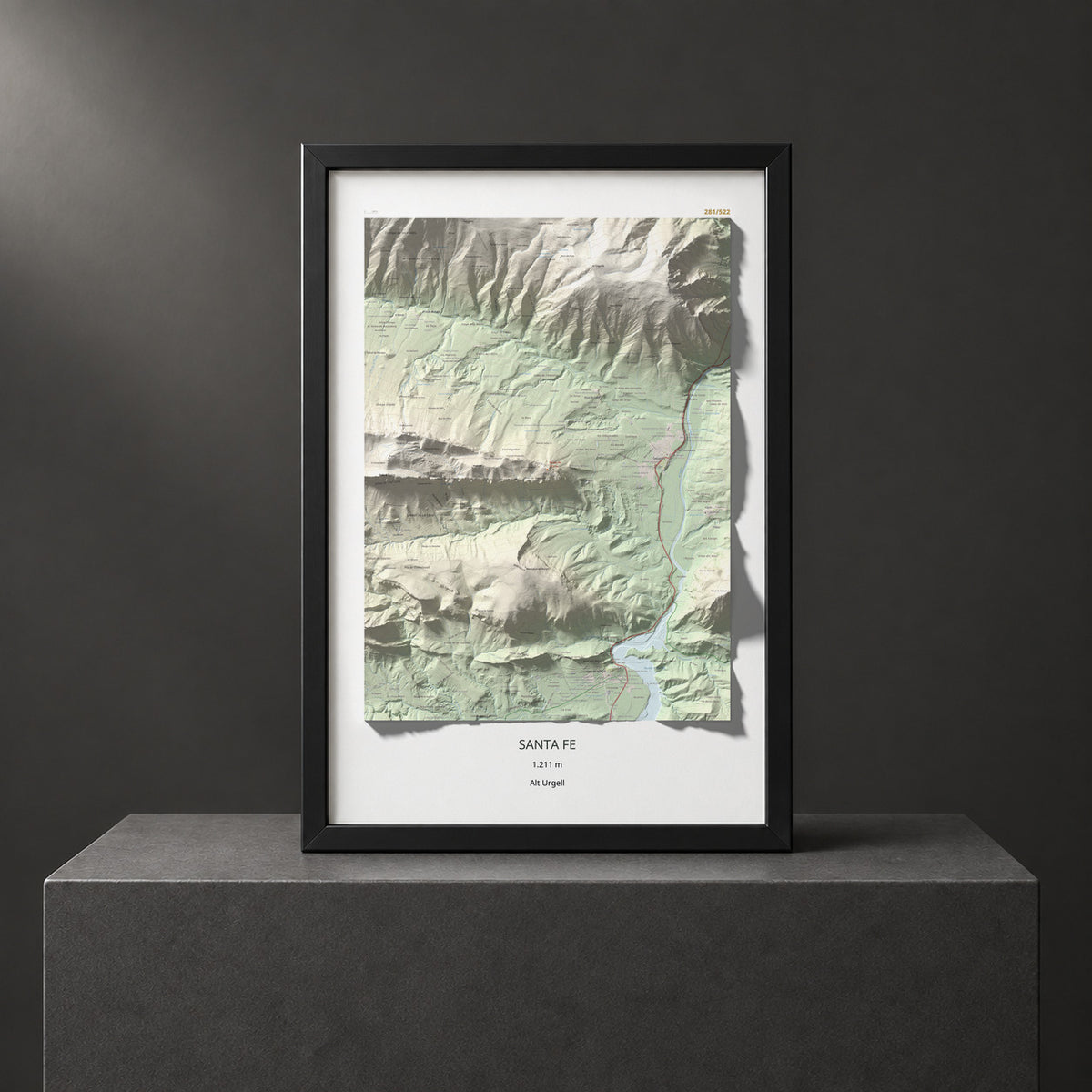 Mapa de relieve de Santa Fe, 1211 m, Alt Urgell, lámina 100 Cims de Trobart. Presentación enmarcada. 61 × 91 cm.