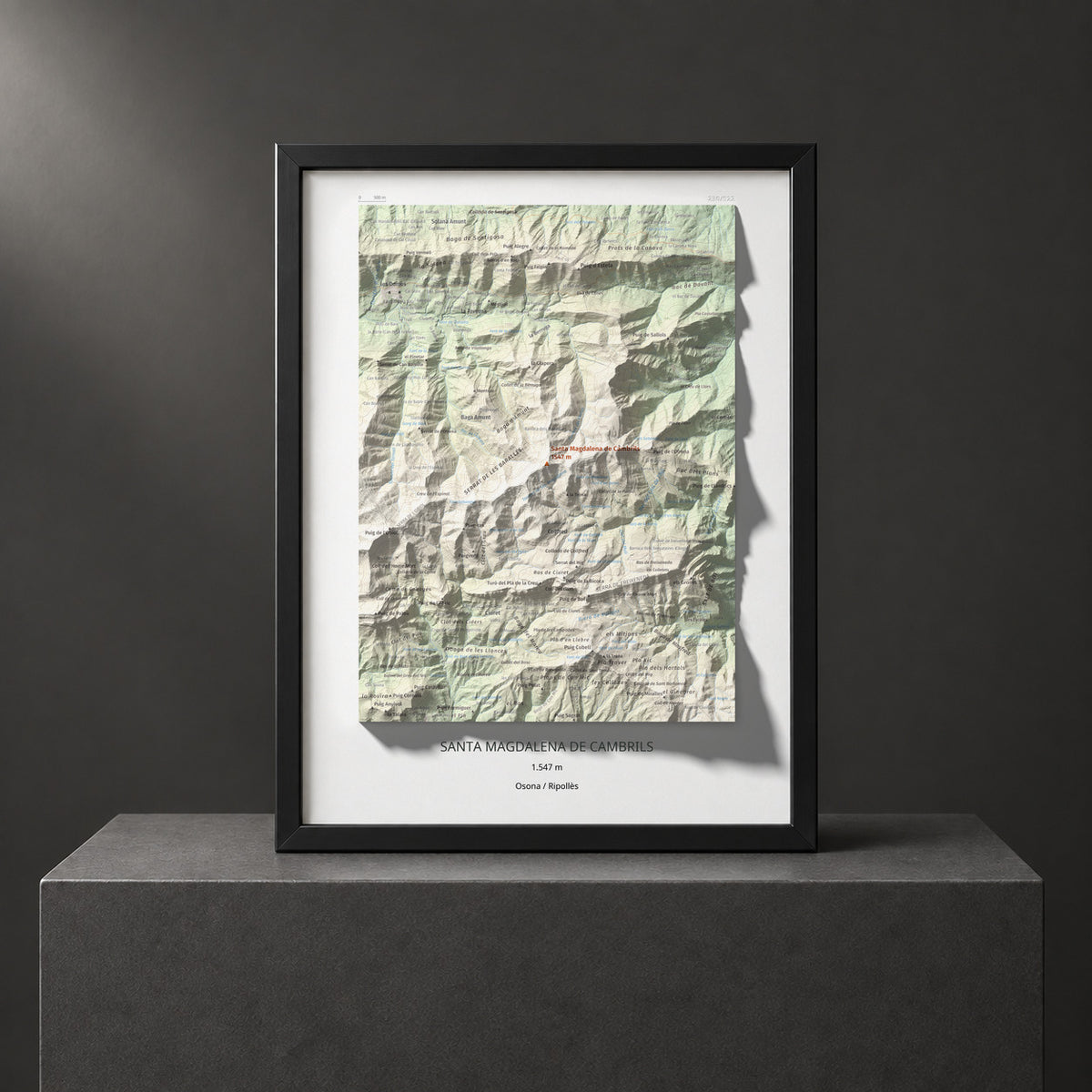 Mapa de relieve de Santa Magdalena de Cambrils, 1547 m, Osona · Ripollès, lámina 100 Cims de Trobart. Presentación enmarcada. 30 × 40 cm.