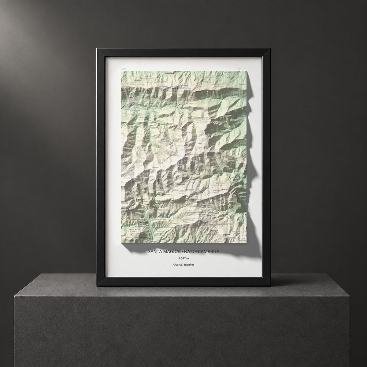 Mapa de relieve de Santa Magdalena de Cambrils, 1547 m, Osona · Ripollès, lámina 100 Cims de Trobart. Presentación enmarcada. 50 × 70 cm.
