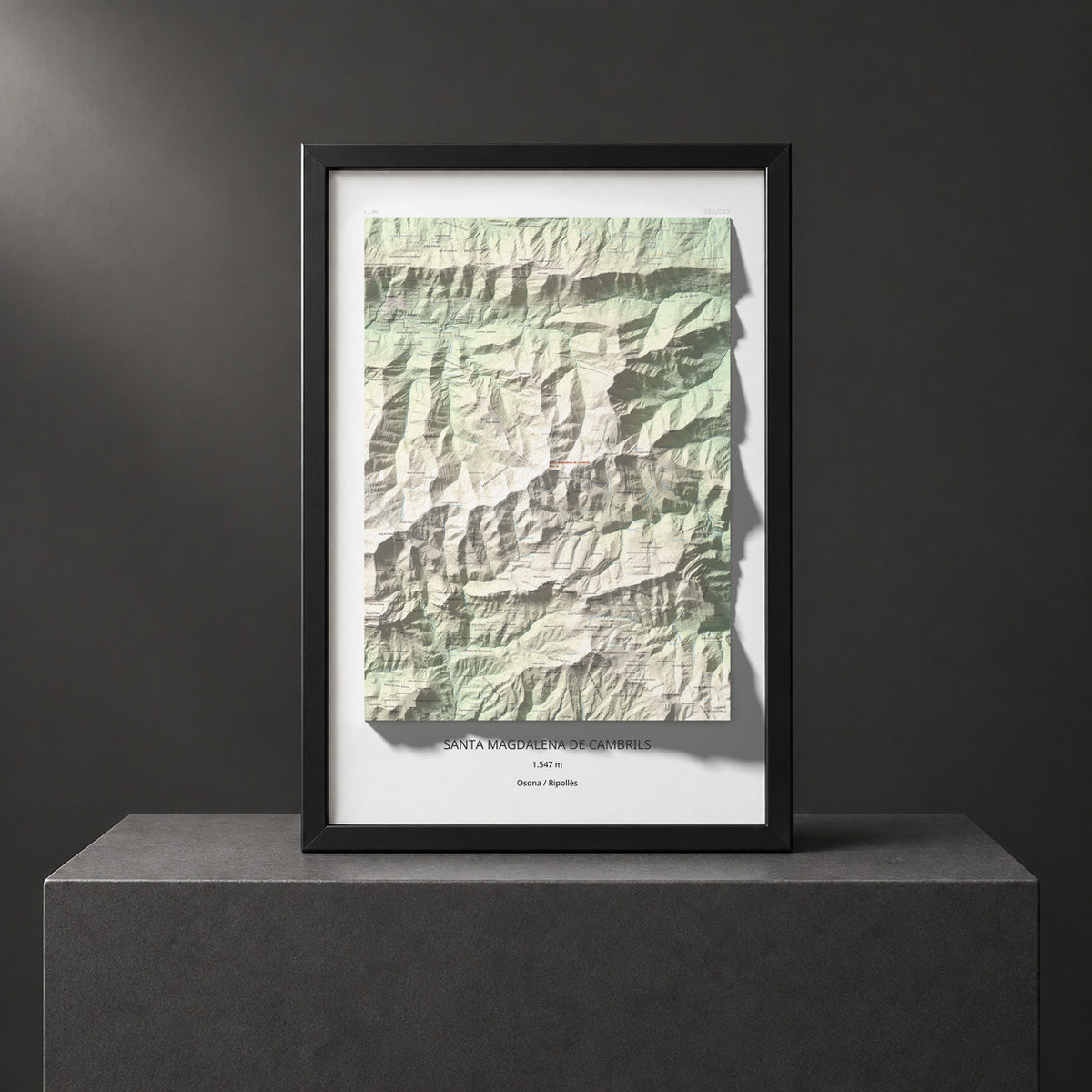 Mapa de relieve de Santa Magdalena de Cambrils, 1547 m, Osona · Ripollès, lámina 100 Cims de Trobart. Presentación enmarcada. 61 × 91 cm.
