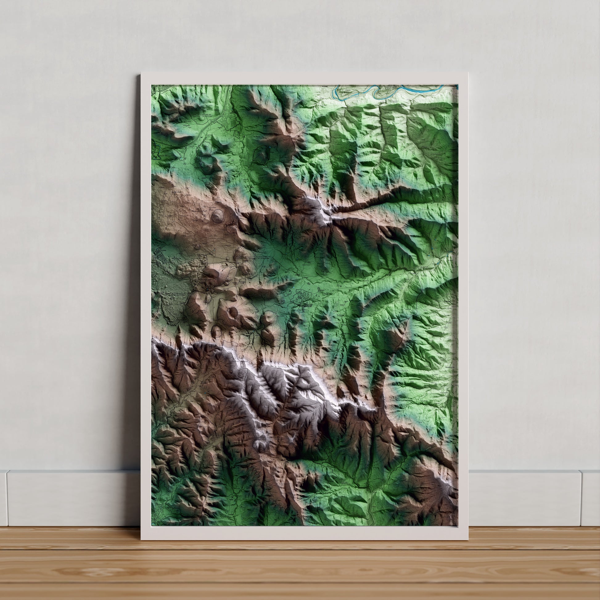 Mapa artístico del relieve de Santa Pau, a la Garrotxa, con 15 km de entorno y base topográfica ICGC. Presentación enmarcada.