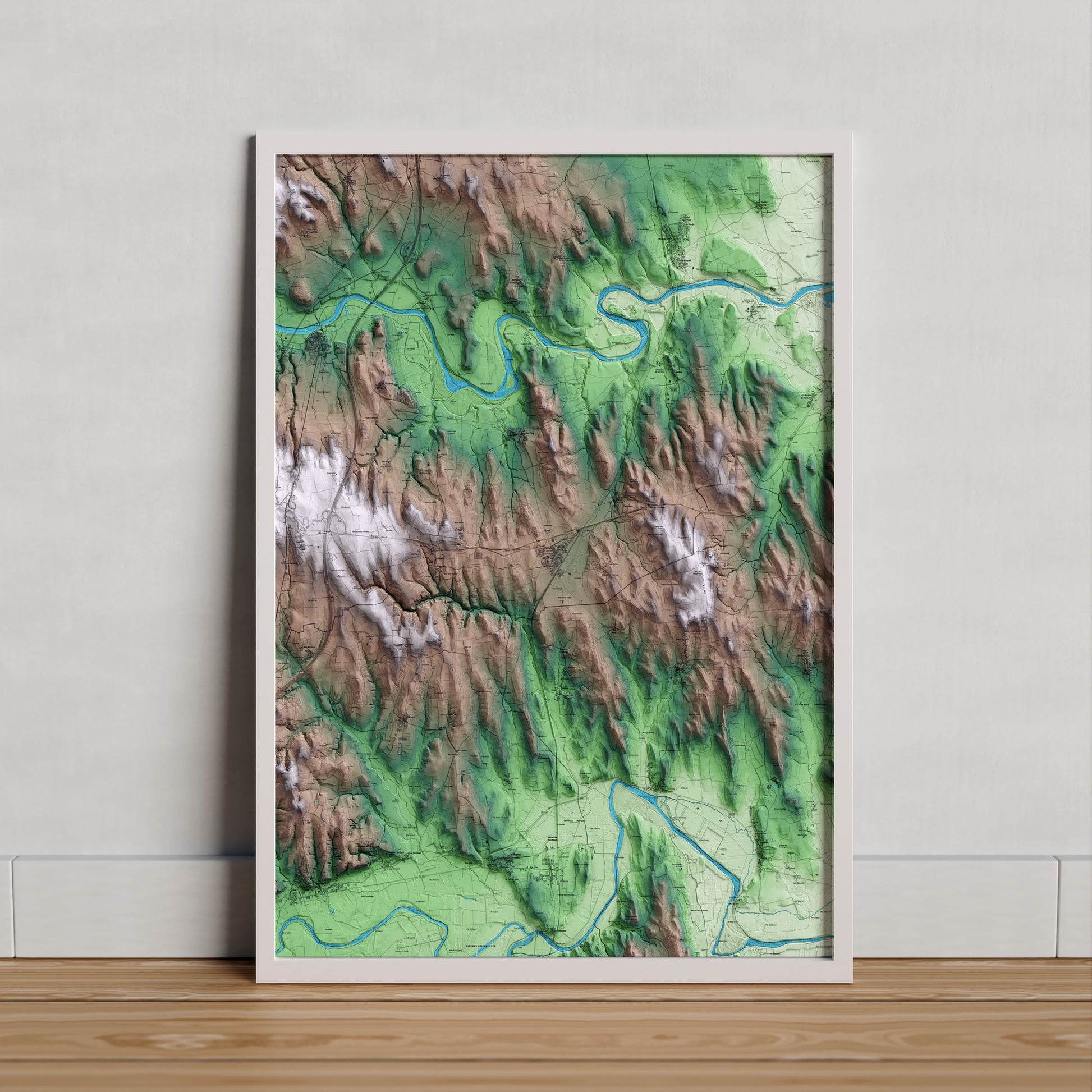 Mapa artístico del relieve de Saus, Camallera i Llampaies, al Alt Empordà, con 15 km de entorno y base topográfica ICGC. Presentación enmarcada.