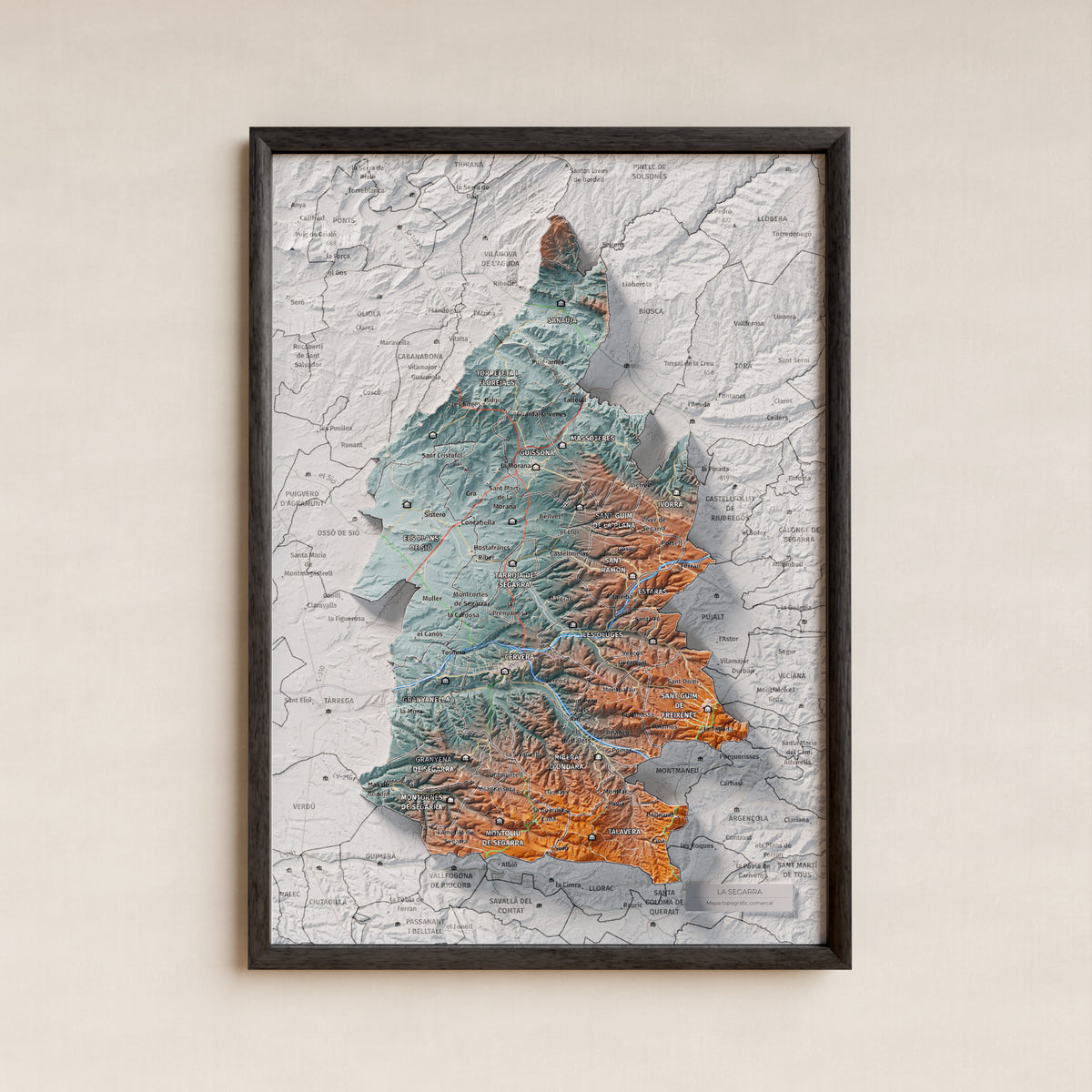 Mapa de relleu de la Segarra, amb el territori en color i l’entorn en blanc. Presentació amb marc. 21 × 30 cm. Estil Blau i taronja.