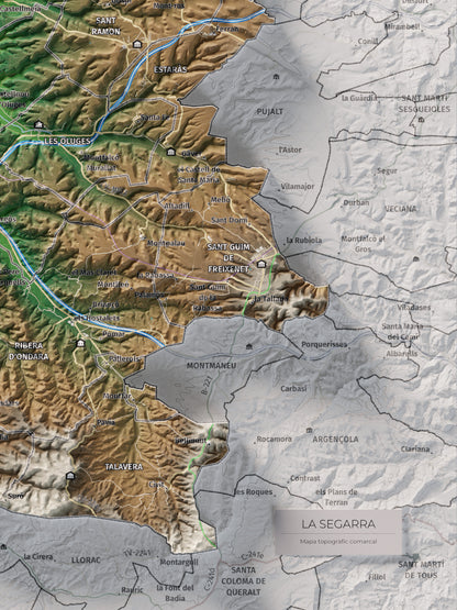 Mapa de relleu de la Segarra, amb el territori en color i l’entorn en blanc. Detall de la part inferior dreta. 30 × 40 cm. Estil Clàssic.