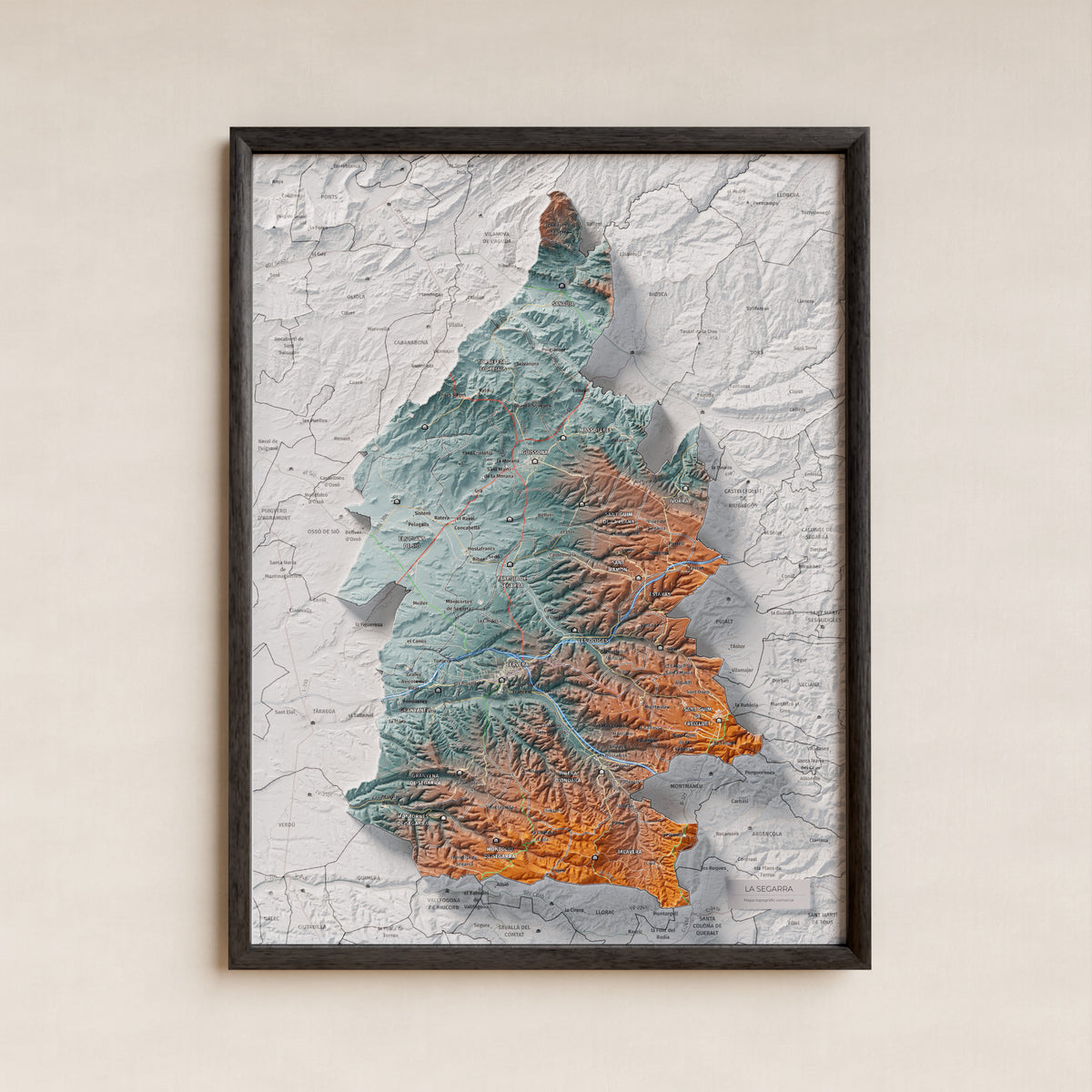 Mapa de relleu de la Segarra, amb el territori en color i l’entorn en blanc. Presentació amb marc. 30 × 40 cm. Estil Blau i taronja.