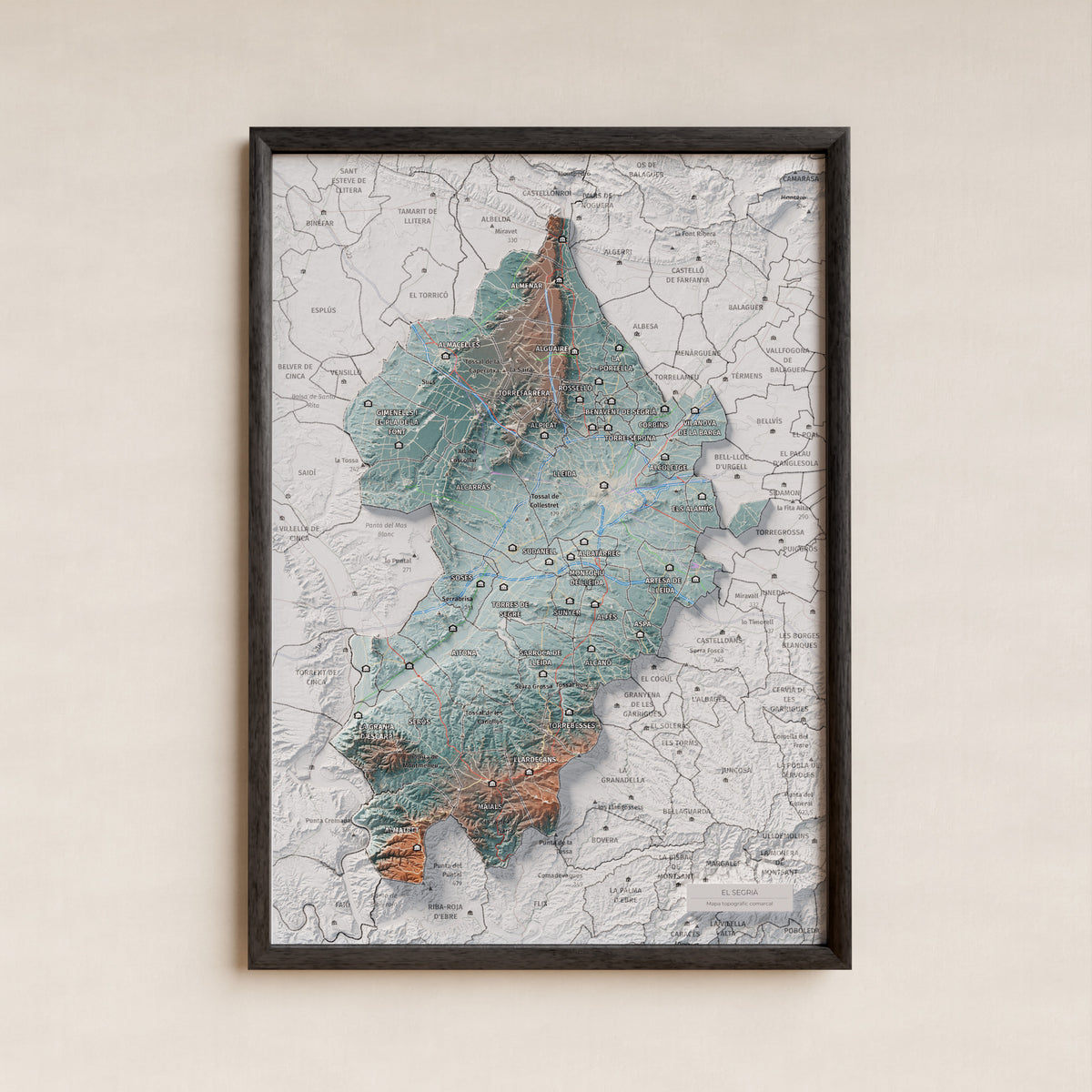 Mapa de relieve del Segrià, con el territorio en color y el entorno en blanco. Presentación con marco. 21 × 30 cm. Estilo Azul y naranja.