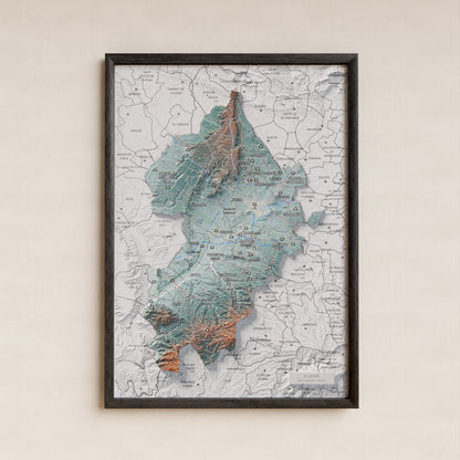 Mapa de relieve del Segrià, con el territorio en color y el entorno en blanco. Presentación con marco. 21 × 30 cm. Estilo Azul y naranja.