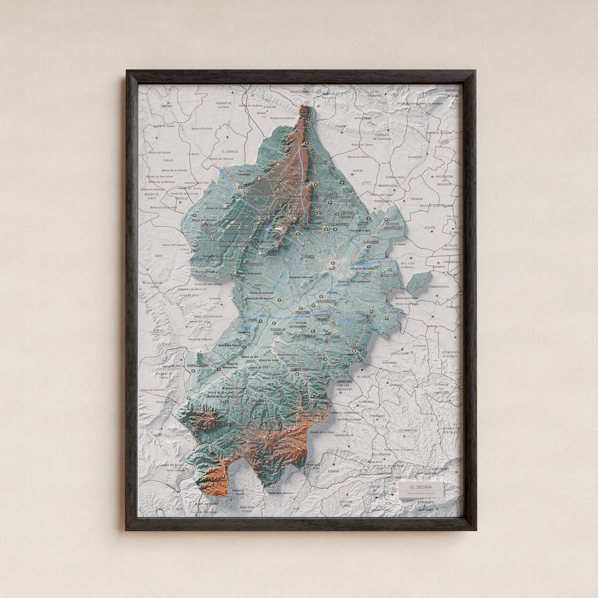 Mapa de relieve del Segrià, con el territorio en color y el entorno en blanco. Presentación con marco. 30 × 40 cm. Estilo Azul y naranja.