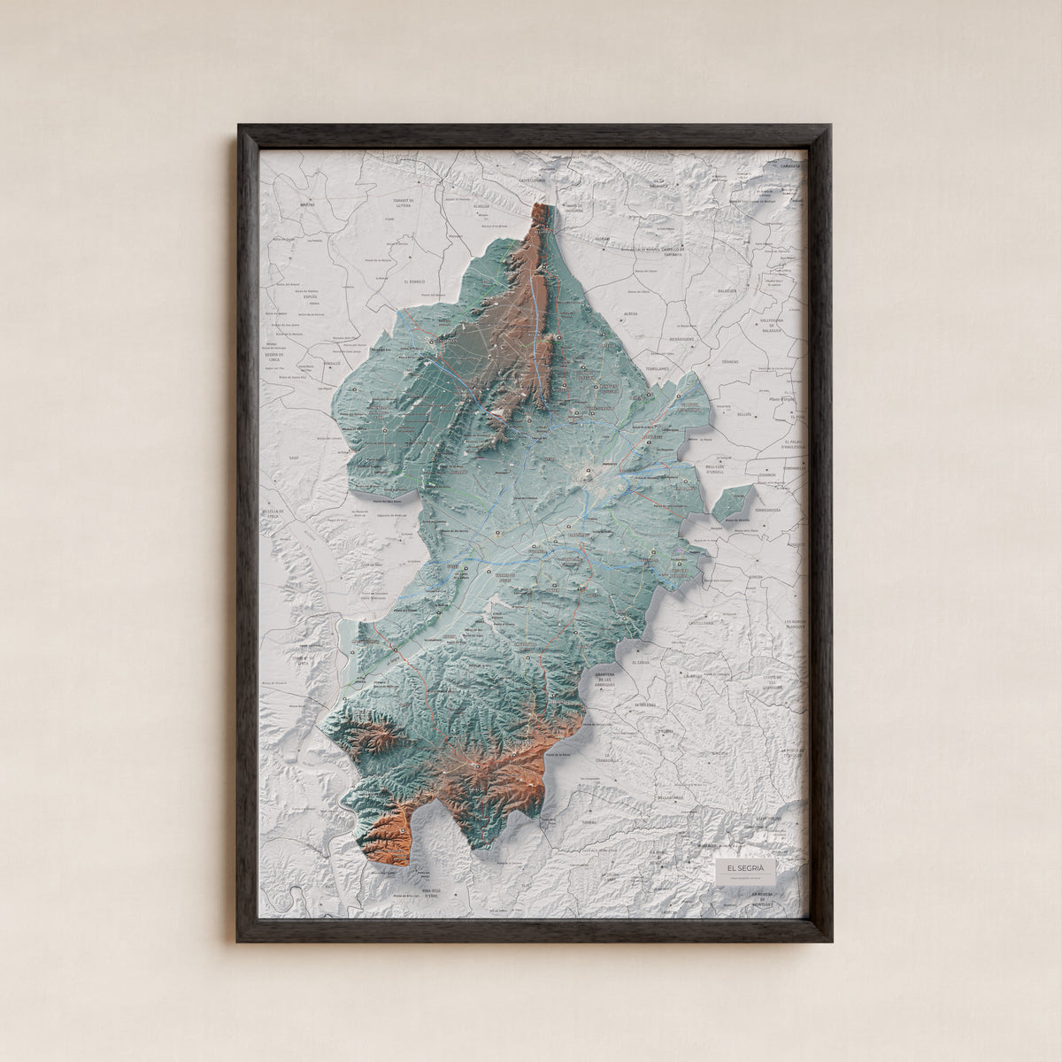 Mapa de relieve del Segrià, con el territorio en color y el entorno en blanco. Presentación con marco. 50 × 70 cm. Estilo Azul y naranja.
