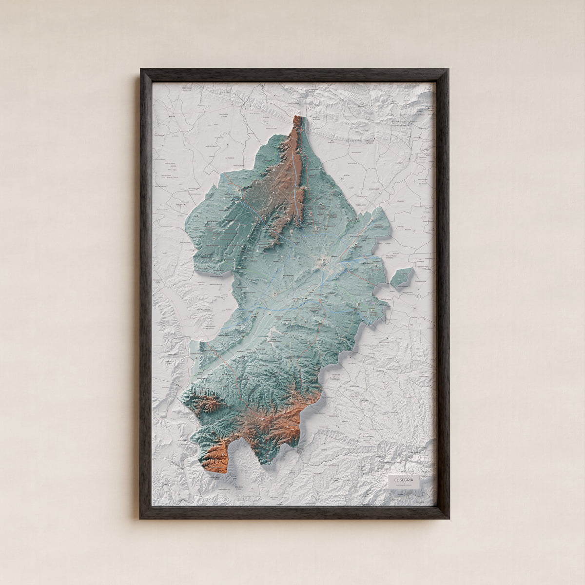 Mapa de relieve del Segrià, con el territorio en color y el entorno en blanco. Presentación con marco. 61 × 91 cm. Estilo Azul y naranja.