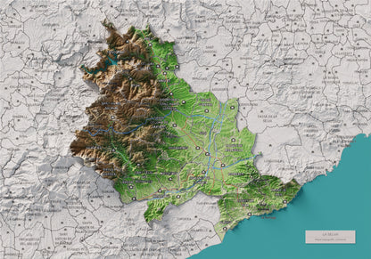Mapa de relleu de la Selva, amb el territori en color i l’entorn en blanc. Vista completa de la làmina. 21 × 30 cm. Estil Clàssic.