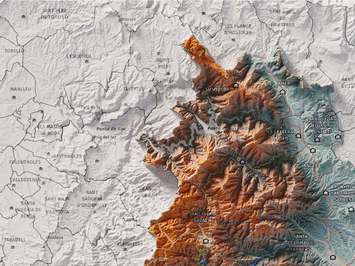Mapa de relleu de la Selva, amb el territori en color i l’entorn en blanc. Detall de la part superior esquerra. 30 × 40 cm. Estil Blau i taronja.